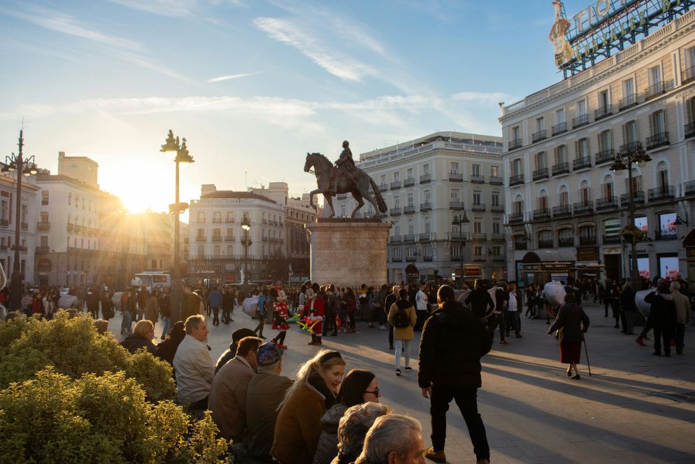 Turisti a Plaza Mayor, la piazza più celebre di Madrid - CC Pexels