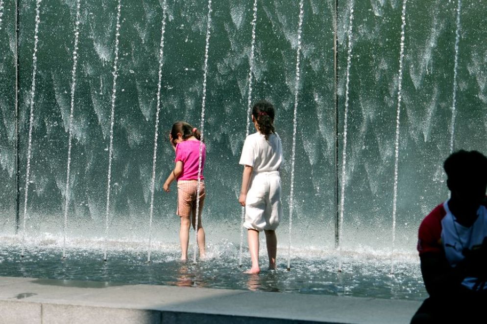 Due bambine si rinfrescano in una fontana di Milano - Fotogramma