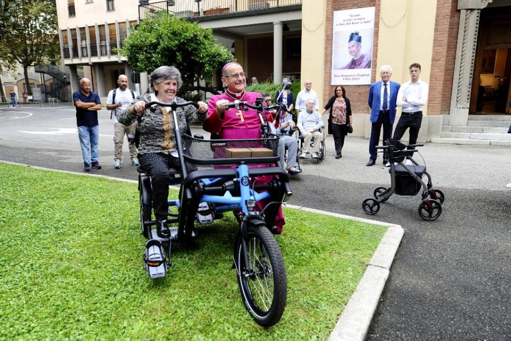 L'arcivescovo Mario Delpini inaugura le biciclette speciali per disabili alla Sacra Famiglia di Cesano Boscone - Ansa
