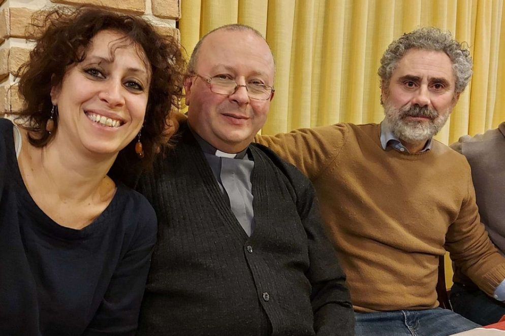 Chiara Gandiani con il marito Giovanni Balestreri e don Piercarlo Fizzotti - Foto Riccardi