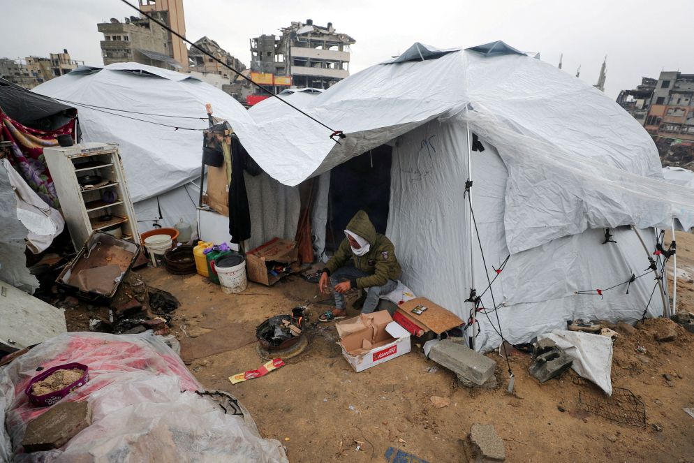 La vita in un campo tendato di Gaza City - Reuters