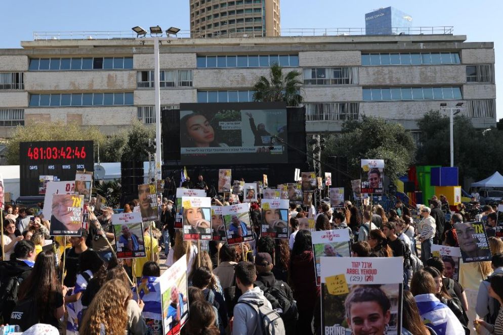 La folla radunata nella "piazza degli ostaggi" a Tel Aviv - Ansa