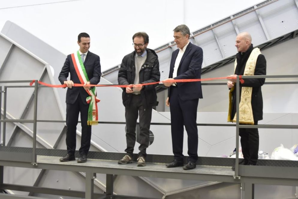 Rho (Milano): il momento del taglio del nastro, alla inaugurazione del "Textile Hub" della cooperativa Vesti Solidale - foto Vesti Solidale