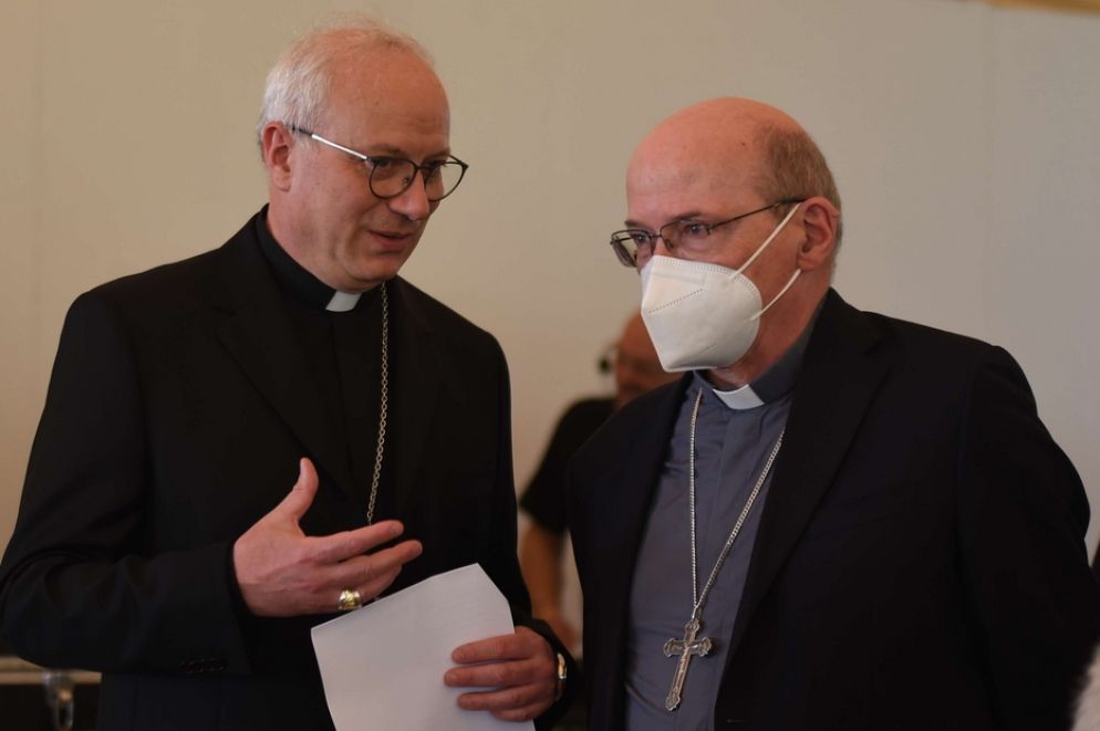 Gli arcivescovi di Cagliari Giuseppe Baturi e di Gorizia Carlo Maria Redaelli, che è anche presidente di Caritas Italiana - Foto Carla Picciau