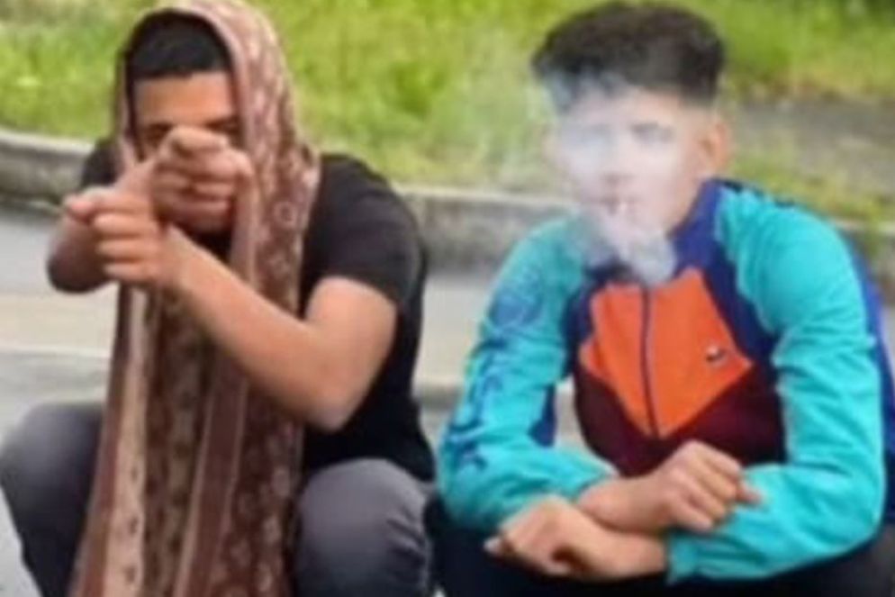 Giovani in strada - .