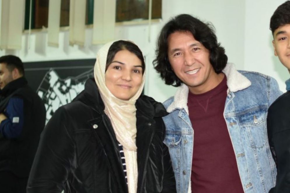 I genitori afghani che ospitano Faraz