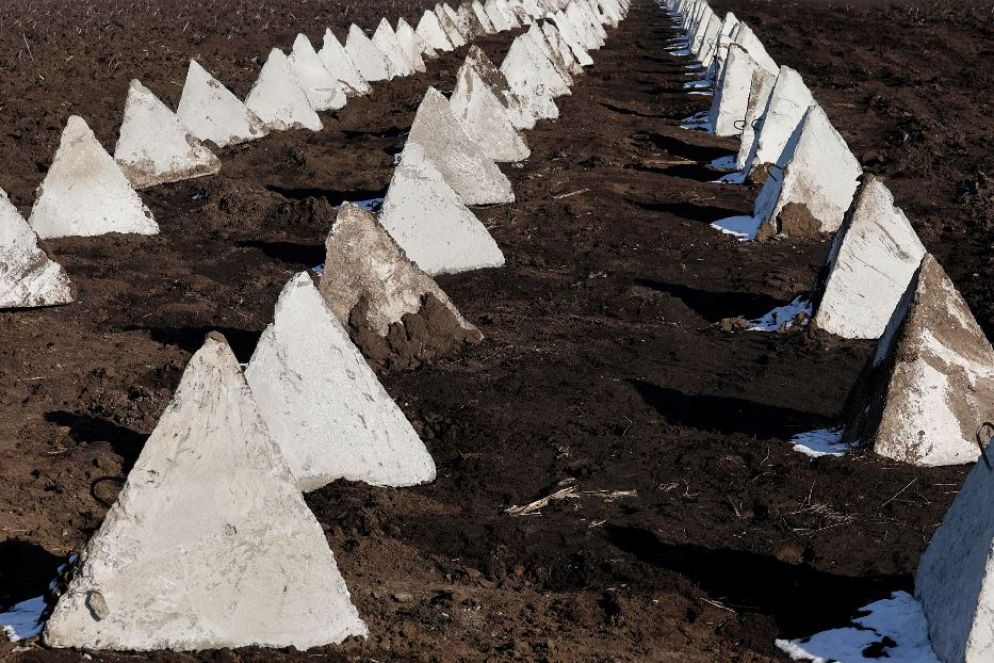 I "denti di drago" sistemati nella regione di Kharkiv dalle autorità ucraine come fortificazione per fermare l'esercito russo - Ansa