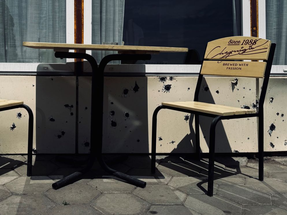 I segni lasciati dai colpi di mortaio in un bar lulgo il fiume Severskij - Nello Scavo