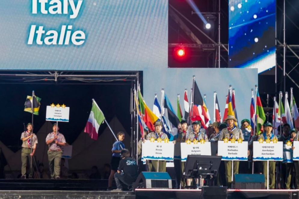La bandiera italiana sul palco della cerimonia di apertura del Jamboree 2023 in Corea del Sud - World Scout Jamboree - Contingente Italiano FIS