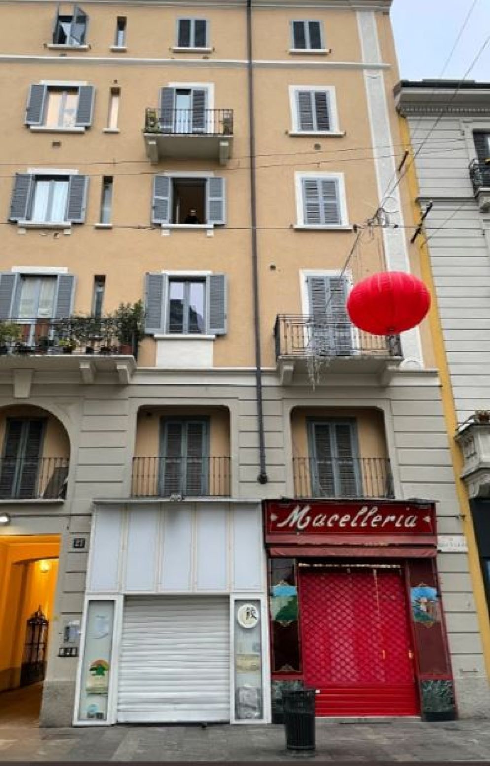 La storica macelleria Sirtori di via Paolo Sarpi 27, fondata nel 1931 e rilevata lo scorso dicembre dal giovane imprenditore cinese - .