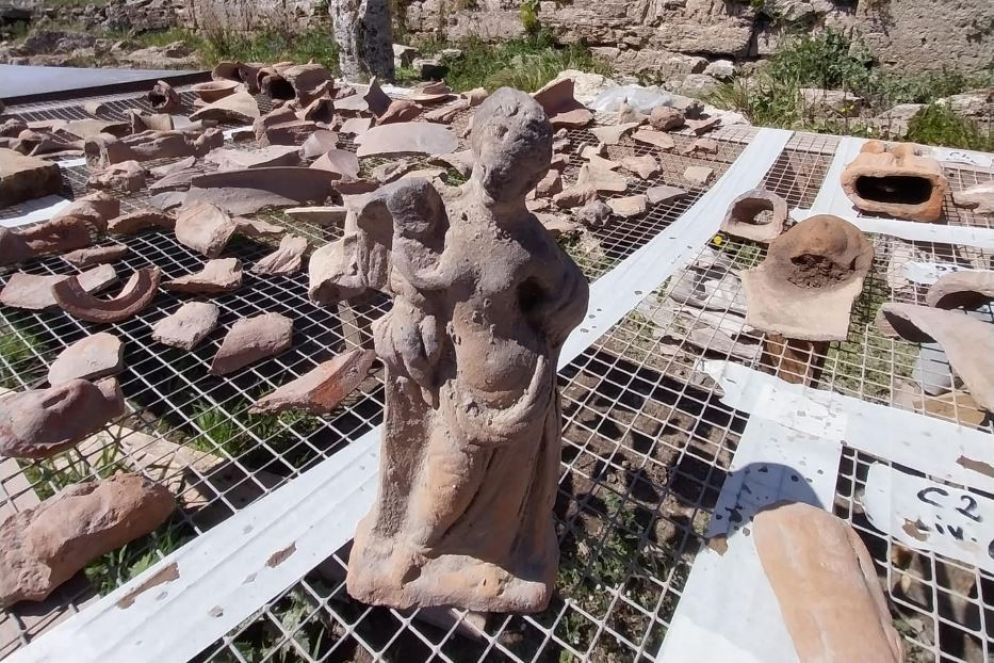 Una delle statuette di terracotta ritrovate - Ansa/Ufficio Stampa Parco Archeologico di Paestum