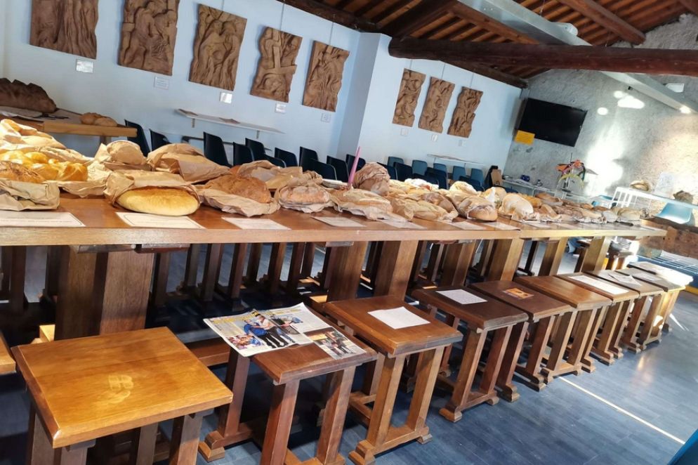 La tavolata dei 25 "pani impegnativi" - Comunità Villa San Francesco