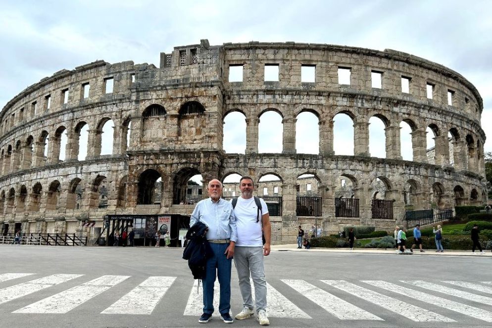 Blascovich e suo figlio davanti all'Arena romana di Pola, in Istria - Foto Blascovich