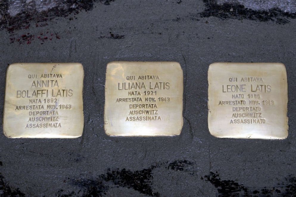 Pietre d'inciampo a Milano. Ricordano tre vittime della Shoah - Fotogramma