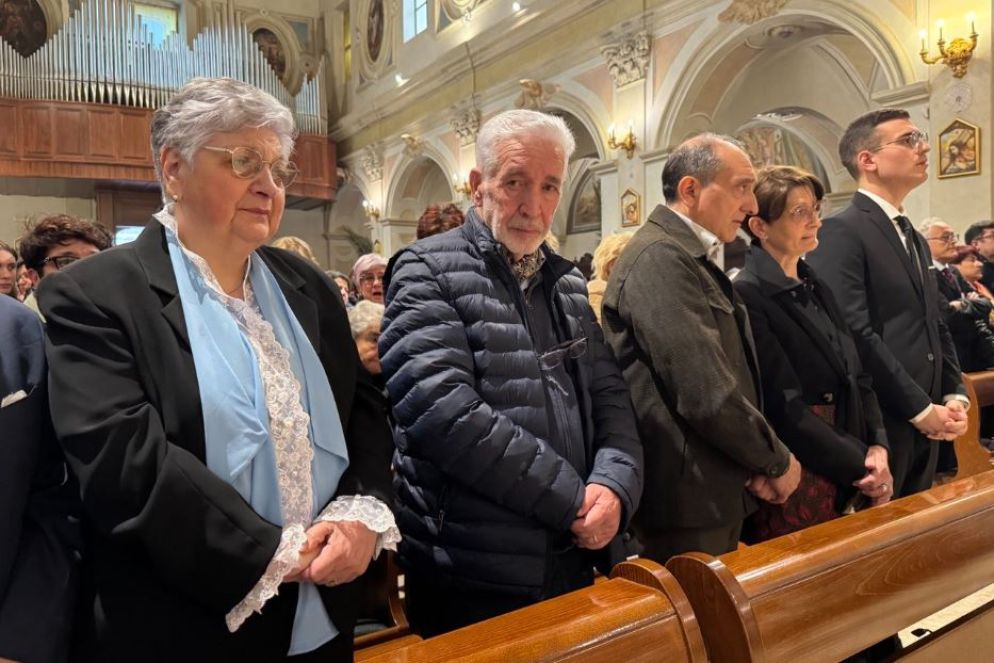 Antonietta Raco assiste alla celebrazione durante la quale il vescovo Orofino ha annunciato il riconoscimento del miracolo riguardante la sua guarigione - .