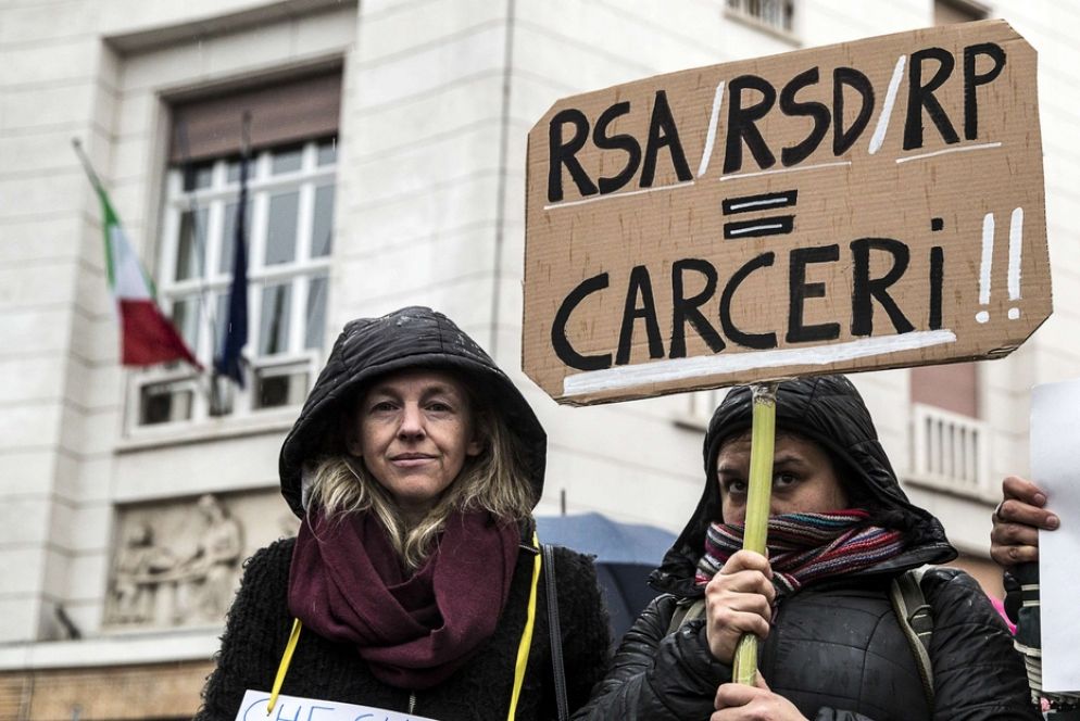 Per i parenti dei ricoverati i loro cari sono trattati come in un regime carcerario - Ansa