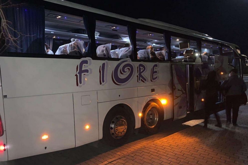 Una delle soste notturne del bus con cui don Gino Samarelli ha messo in salvo 47 persone profughe, andando a prenderle a Leopoli, in Ucraina - Facebook.com/fiorebus