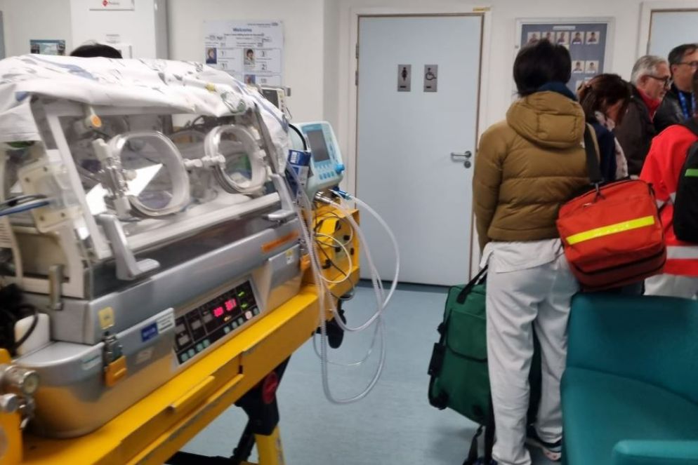 La culla termica speciale per il trasporto del neonato verso Roma - -