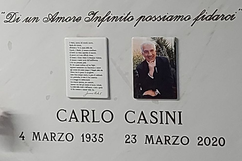 La lapide della tomba di Carlo Casini nel cimitero fiorentino di Soffiano