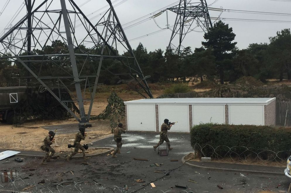 Azioni di imboscata e attacco simulate in addestramento dai militari ucraini assistiti dai colleghi delle Sas britanniche - Napoletano