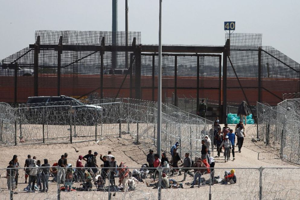 I migranti lungo il confine fra Usa e Messico nell'area di El Paso - Ansa