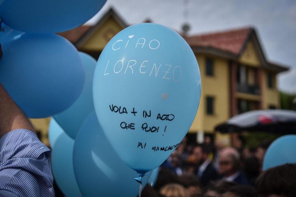 Palloncini per Lorenzo, il bambino ucciso dal fratello maggiore nella strage di Paderno - Ansa