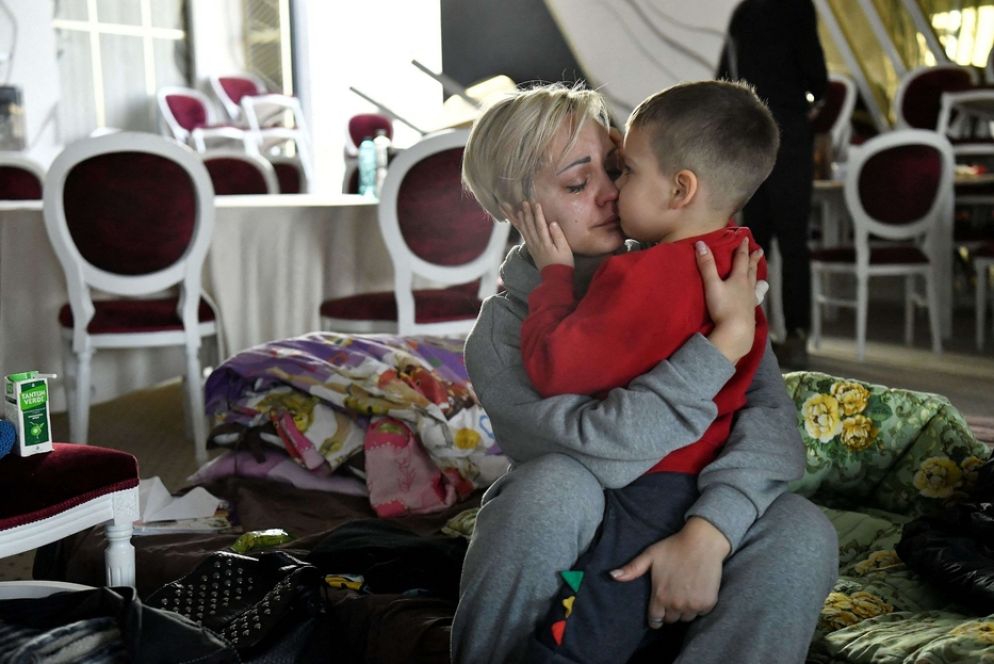 In Ucraina le mamme cercano di mettere in salvo e di tranquillizzare i loro bambini terrorizzati