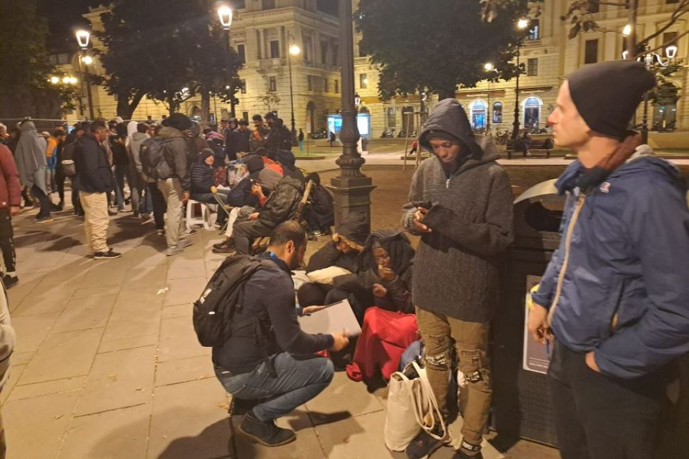 Nei giardini di piazza Libertà, invece, i volontari si alternano nel primo sostegno a chi è appena entrato nel nostro Paese dalla frontiera slovena - .