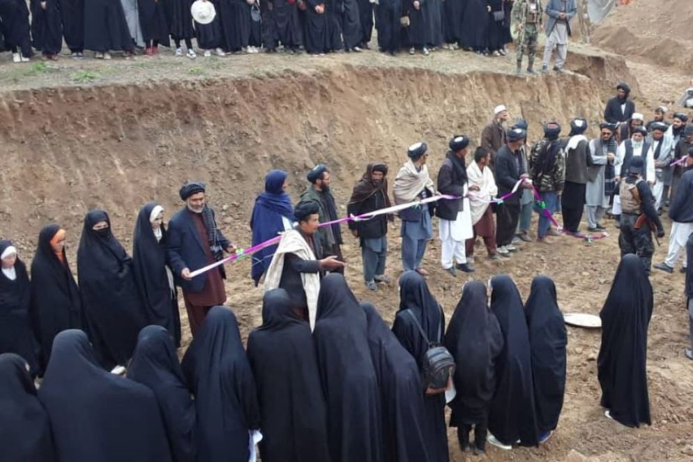 La posa della prima pietra di una scuola religiosa nella provincia di Bamiyan, alla presenza di un gruppo di studentesse. Normalmente alle alunne non è consentito uscire dalle classi ma le autorità le invitano alla cerimonia per propaganda - Rukhshana Media