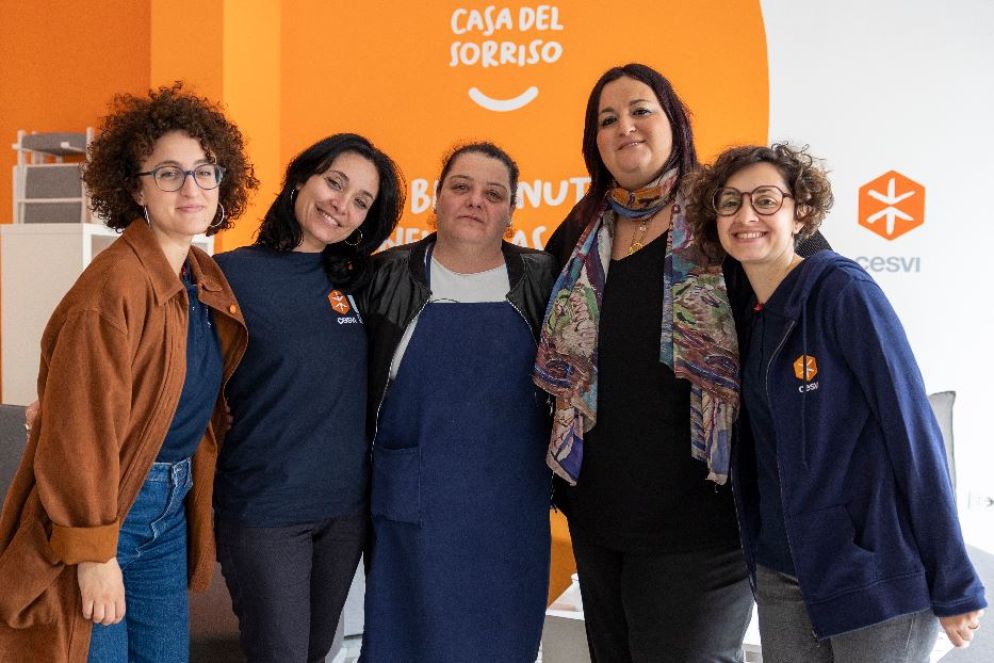 Ospiti e operatrici della "Casa del sorriso" - roger lo guarro