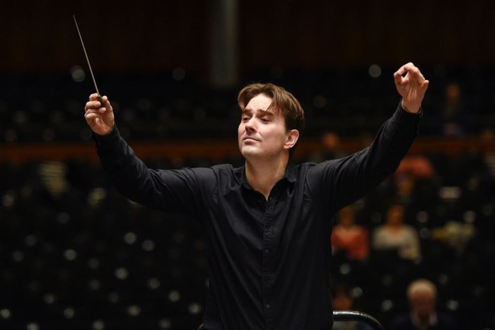 Il direttore d'orchestra britannico Alexander Soddy, 41enne talento emergente ed ex assistente di Simone Young - Christian Kleiner