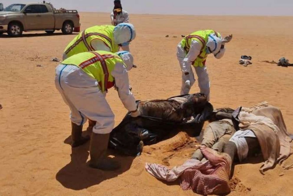 Gli operatori recuperano i corpi dei 20 migranti morti nell'area desertica libica di Kufra, oltre il confine con il Ciad. - Servizio di ambulanze di Kufra / Via Reuters