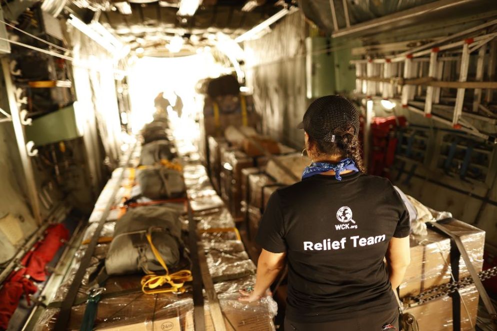 I pacchi con i pasti pronti vengono caricati su un aereo giordano per essere paracadutati in zona di guerra - Wck