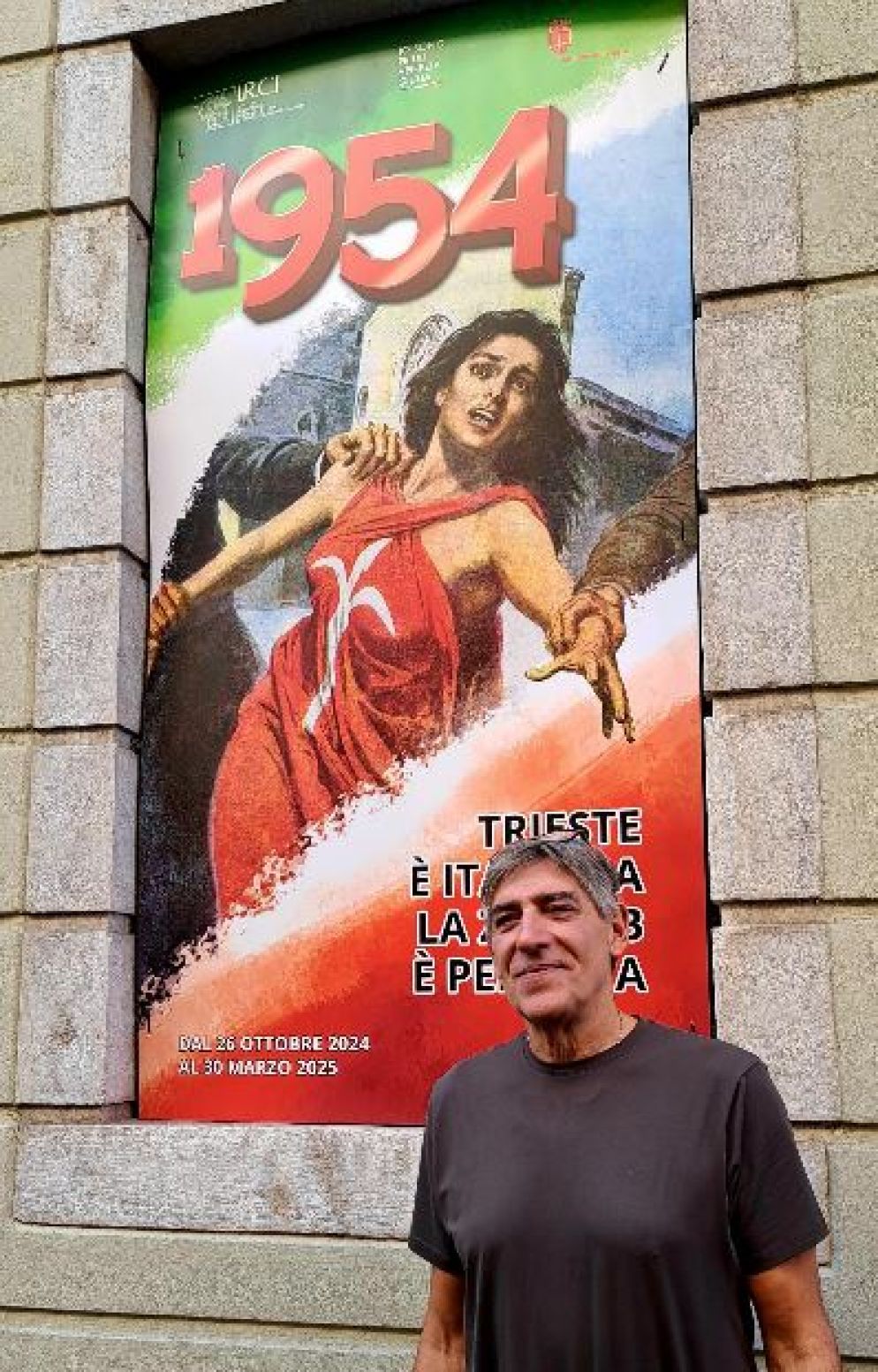 Piero Delbello, direttore dell'IRCI, con il poster della mostra "Trieste contesa" - L.B.