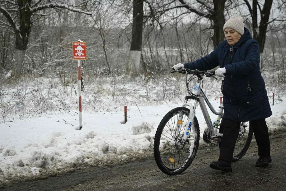 Una donna in un villaggio intorno Kiev ancora pieno di mine - Ansa