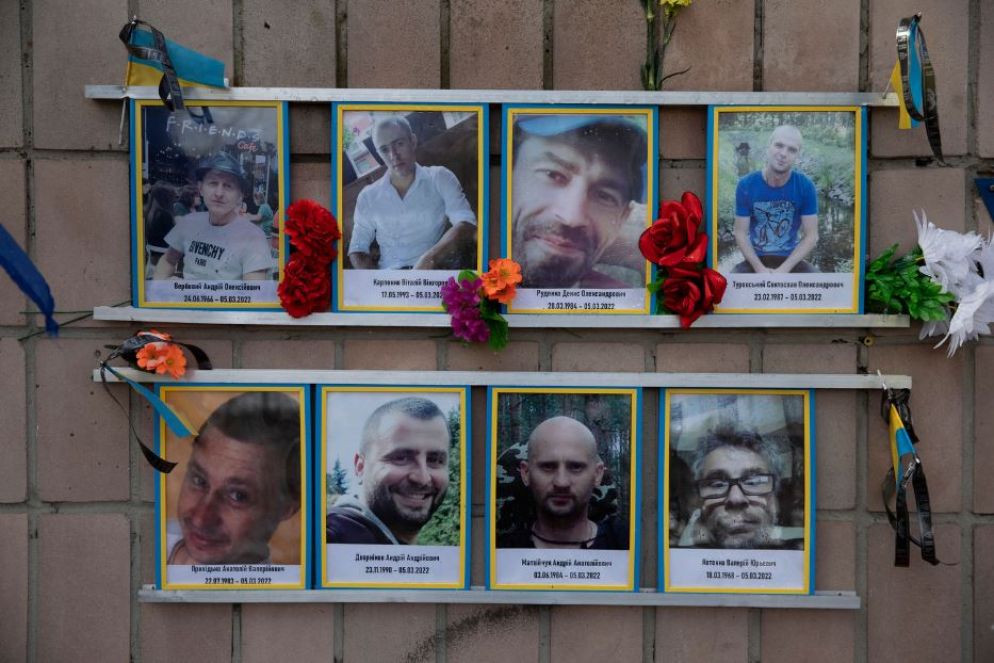 Il muro della fucilazione "dimenticata" di otto civili della resistenza di Bucha al civico 144 di via Yablunska dietro un palazzo di periferia - Chiesa greco-cattolica