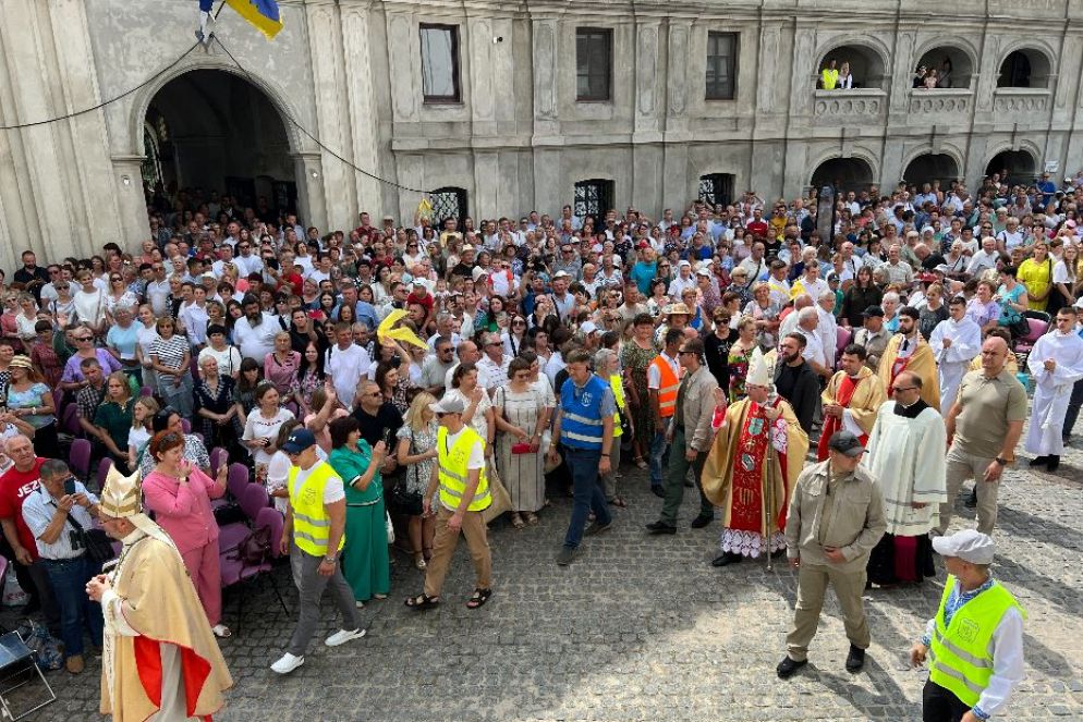 Il cardinale Pietro Parolin fra i pellegrini nel santuario mariano di Berdychiv a 180 chilometri da Kiev - Gambassi