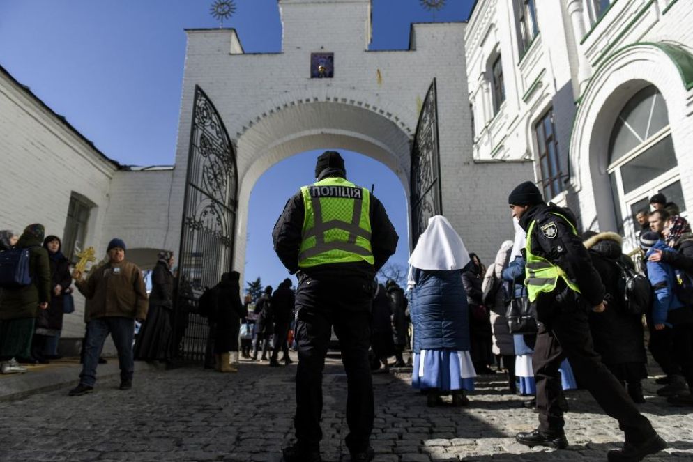 L'ingresso del Monastero delle grotte a Kiev presidiato dalla polizia - Ansa