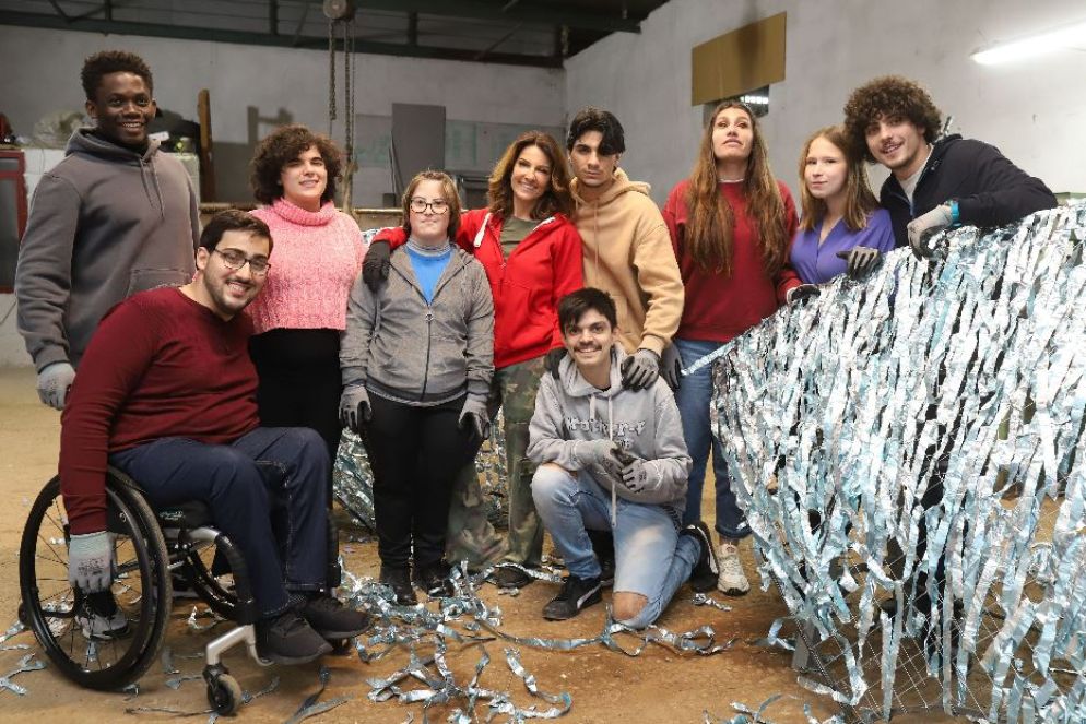 L'artista Annalaura di Luggo circondata dai ragazzi che hanno collaborato al doc "We are art"