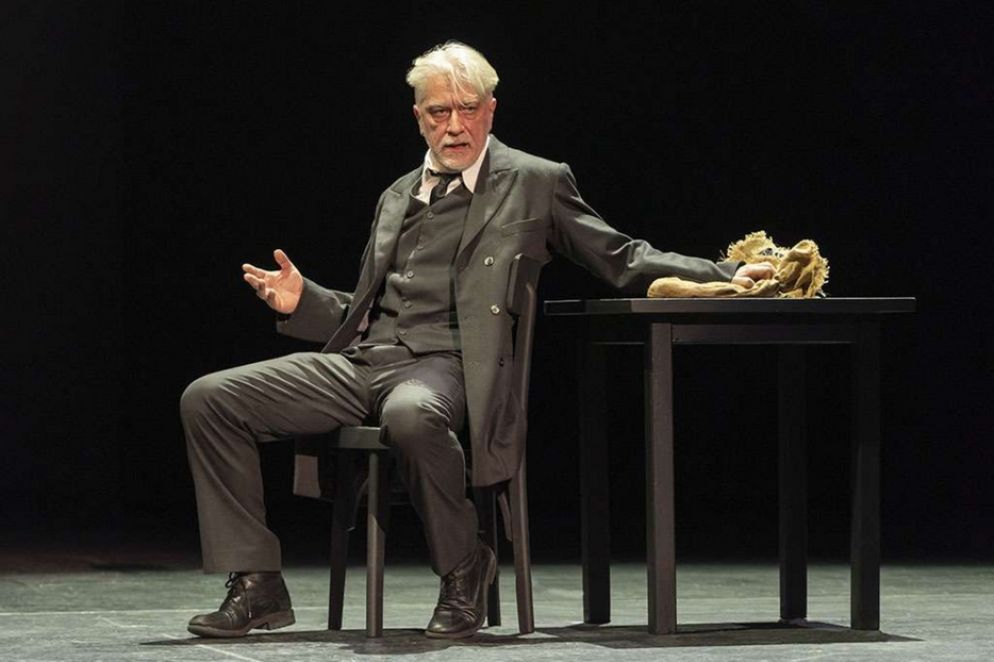 Tommaso Ragno mattatore al Piccolo Teatro in M. Il figlio del secolo, spettacolo con la regia di Massimo Popolizio dal romanzo di Antonio Scurati - Foto di Masiar Pasquali