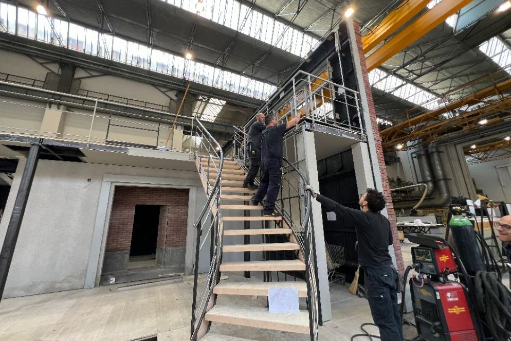 La scenografia rotante che si trasformerà in fabbrica di cappelli e poi nelle varie stanze del libretto del “Cappello di paglia” alla Scala - Gambassi