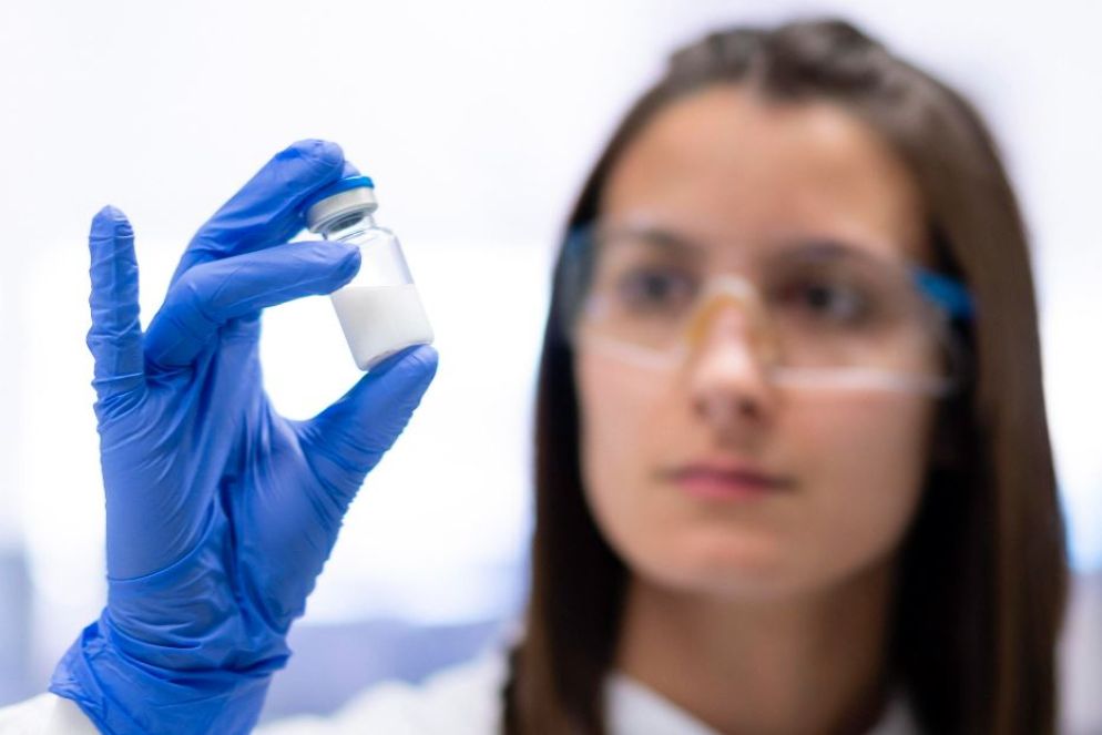 Una ricercatrice al lavoro su un nuovo vaccino anti-Covid a Girona (Spagna) - Ansa