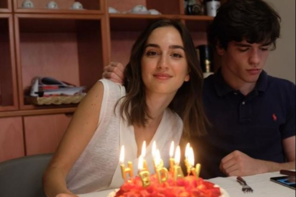 Mario, 23 anni, con una delle sue sorelle mentre festeggia il compleanno - .