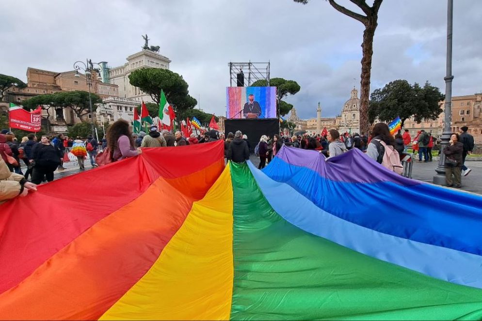 Lo striscione arcobaleno in via dei Fori Imperiali - Liverani
