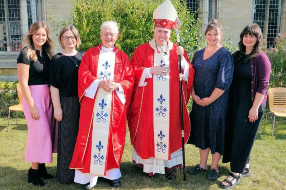 John Morrill insieme alle figlie e al vescovo Peter Collins - Web