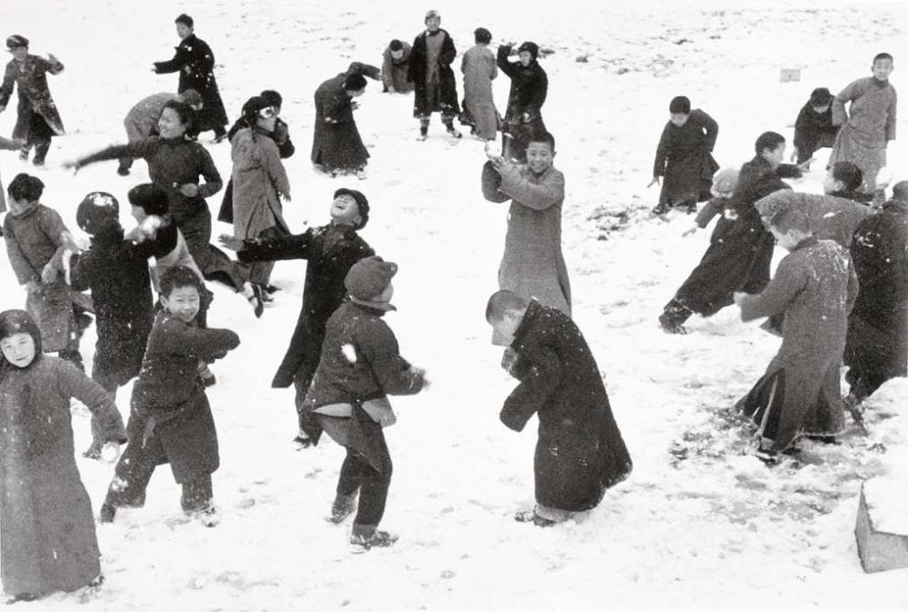Bambini giocano nella neve, Cina, 1938 - © Robert Capa © International Center of Photography / Magnum Photos