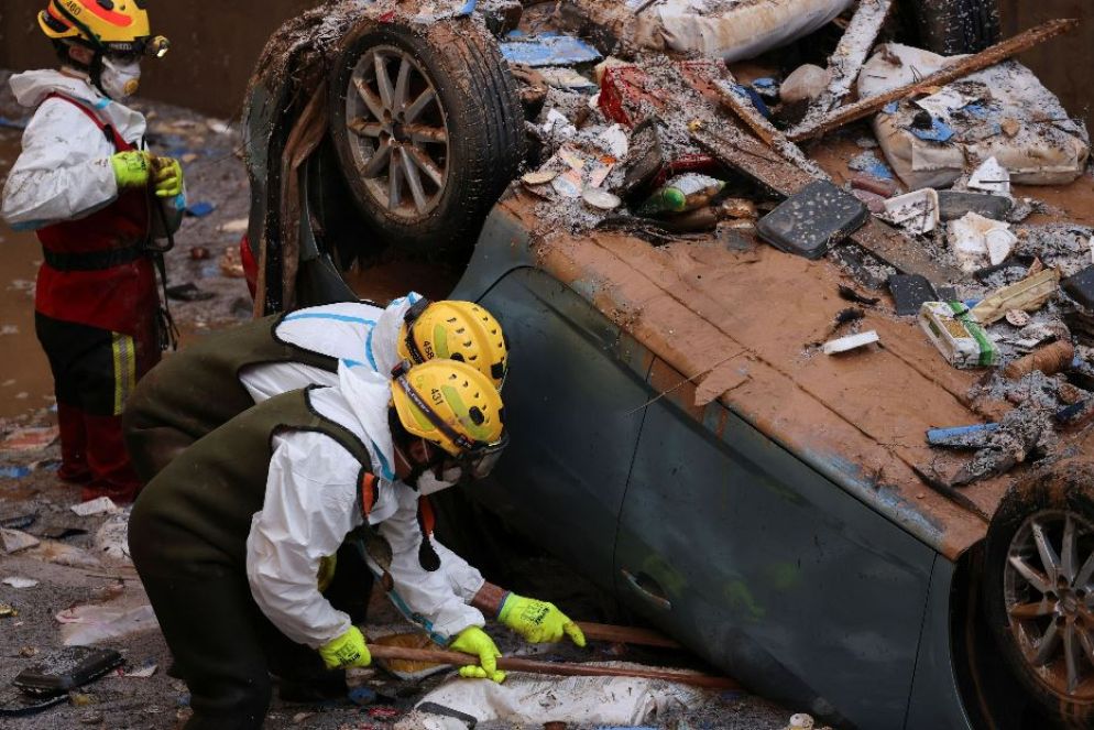 Le ricerche all'interno delle auto sommerse dal fango non hanno per ora portato al ritrovamento di cadaveri - Reuters