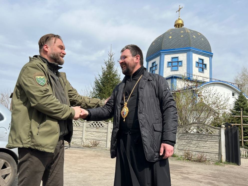 Padre Ivan Vasylenko con il vescovo ausiliare di Donetsk, Maksym Ryabukha - Gambassi