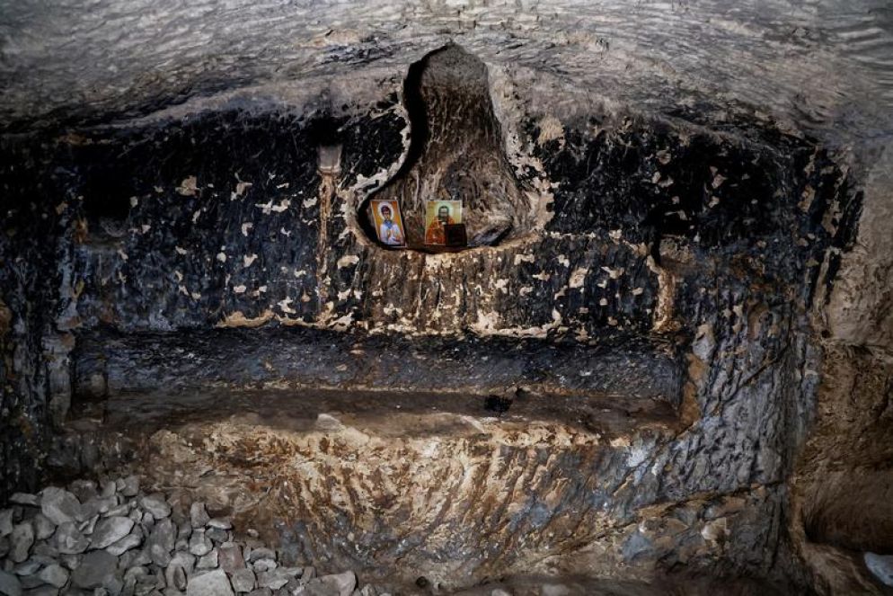 Immagini religiose lasciate dai visitatori sono visibili in un'alcova nella parete di una grotta che, secondo l'Autorità per le Antichità di Israele, è la grotta sepolcrale di Salome, la levatrice di Gesù, risalente a 2000 anni fa. - Reuters/Ammar Awad