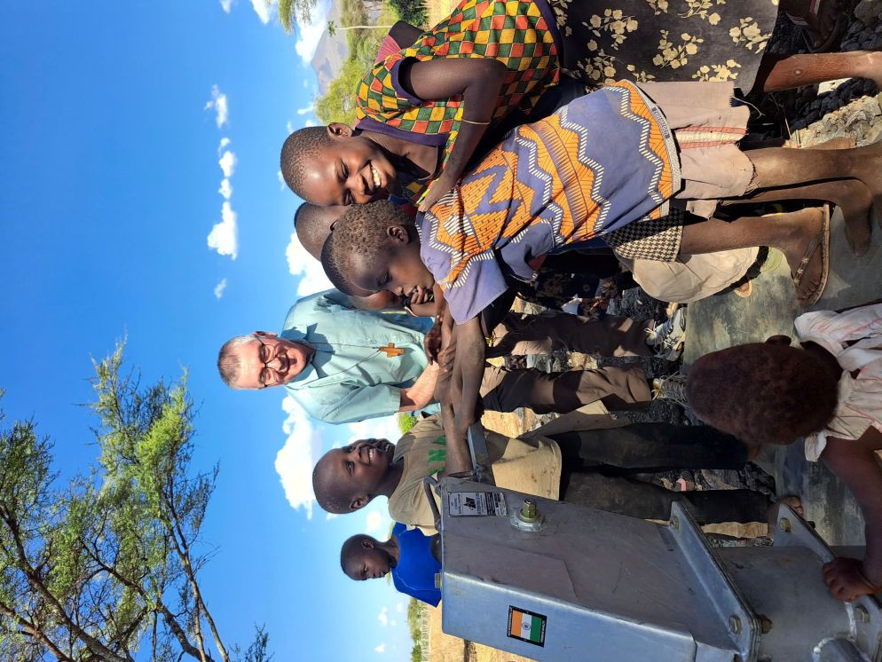 Monsignor Adriano Cevolotto, vescovo di Piacenza-Bobbio, inaugura un pozzo di Africa Mission vicino a Moroto, in Uganda - Alfieri